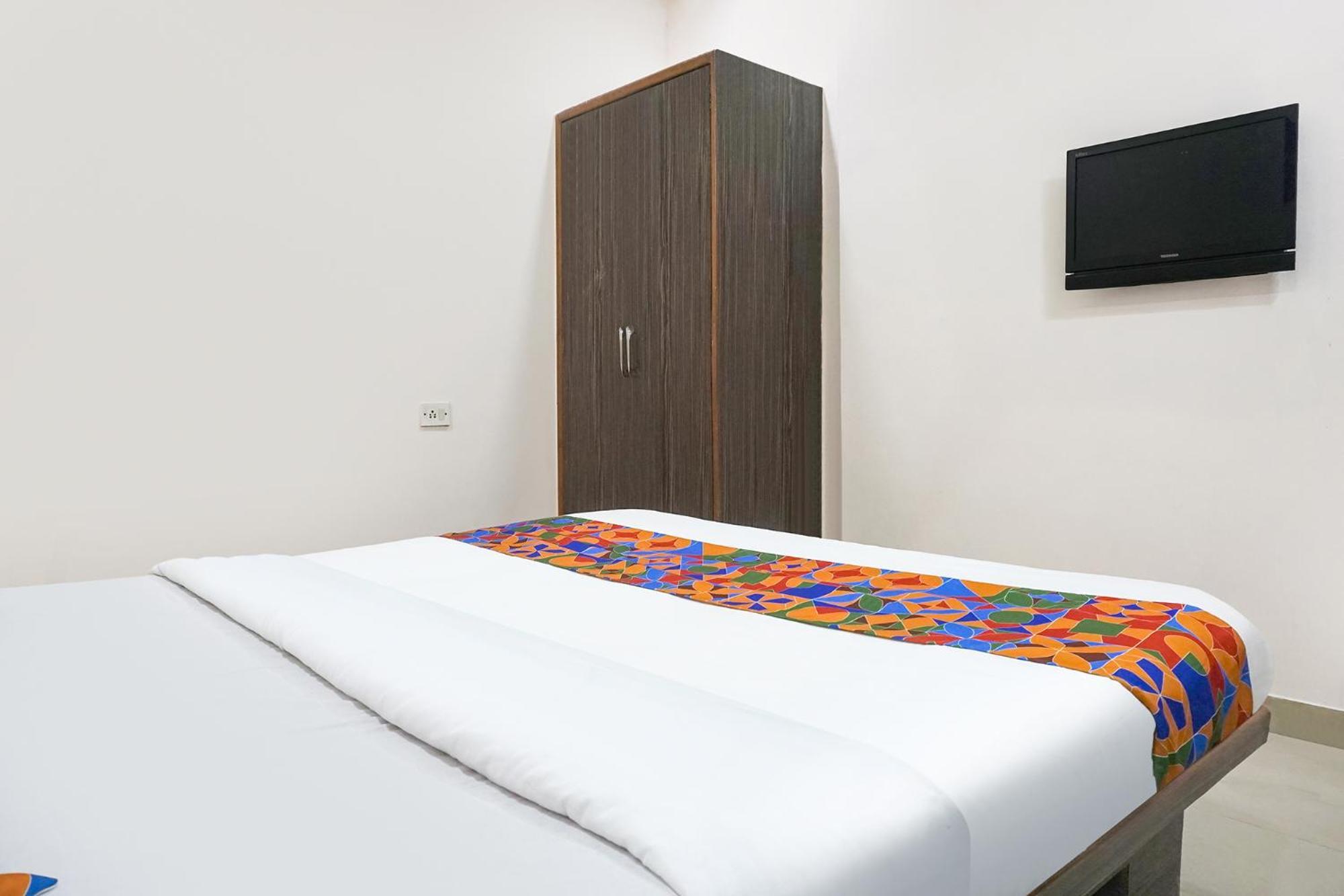 Fabhotel Rachana Residency - Nr Shivaji Nagar Metro Station 푸네 외부 사진